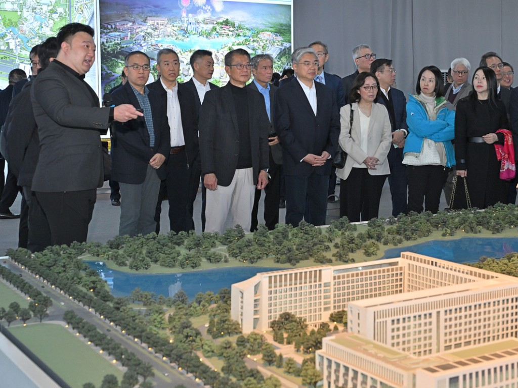 陳茂波日前和代表團成員參觀北京城市副中心規劃展覽廳。陳茂波網誌圖片 陳茂波日前和代表團成員參觀北京城市副中心規劃展覽廳。陳茂波網誌圖片