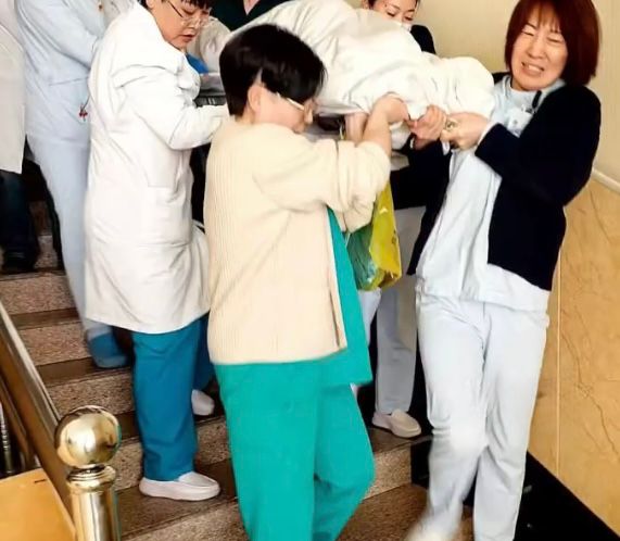 医务人员紧急救治女子。众览新闻