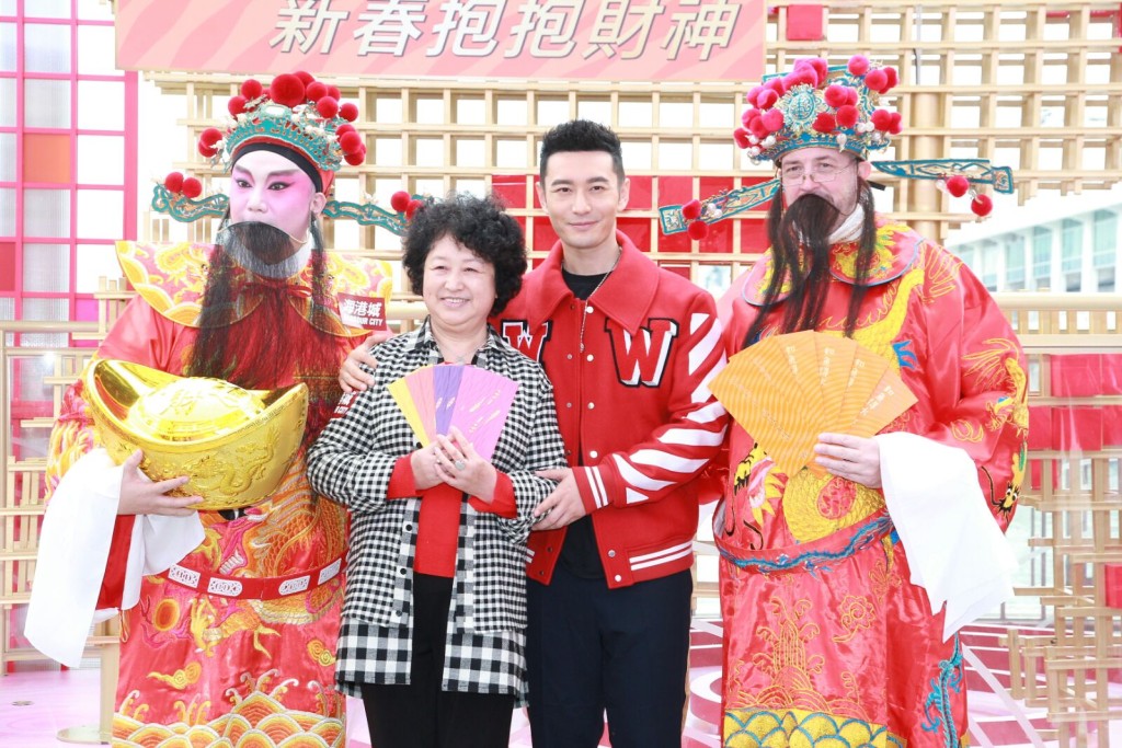 黃曉明孖埋媽媽合照。