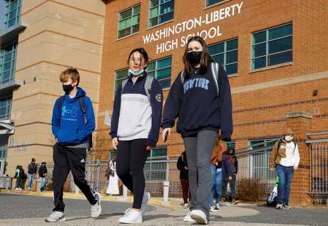 家長可選擇於升學地點設有分行的本港銀行開設戶口，免除轉帳到外地的手續費。路透社