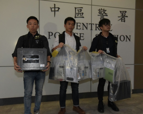 警方檢獲一批證物。黃文威攝