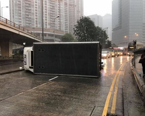 貨車疑因天雨路滑翻側。香港突發事故報料區fb群組