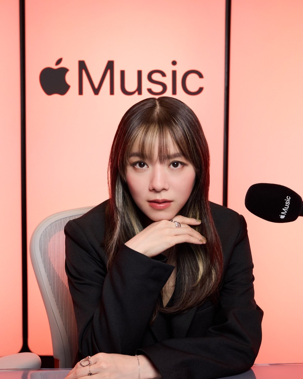 milet 與 MAN WITH A MISSION 合唱《鬼滅之刃 刀匠村篇》主題曲〈Kizuna no Kiseki〉，其辨識度極高的嗓音成功令她躋身國際音樂版圖。