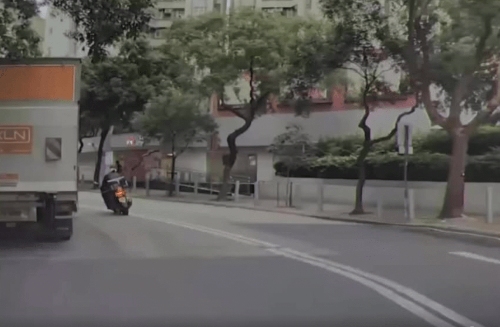 網上流傳的車Cam片段拍下意外一刻，可見涉事電單車沿大道前行。fb車cam L（香港群組）