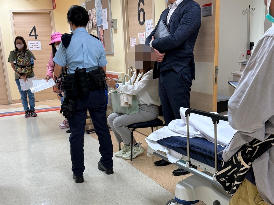 受傷女職員送院治理。 受傷女職員送院治理。