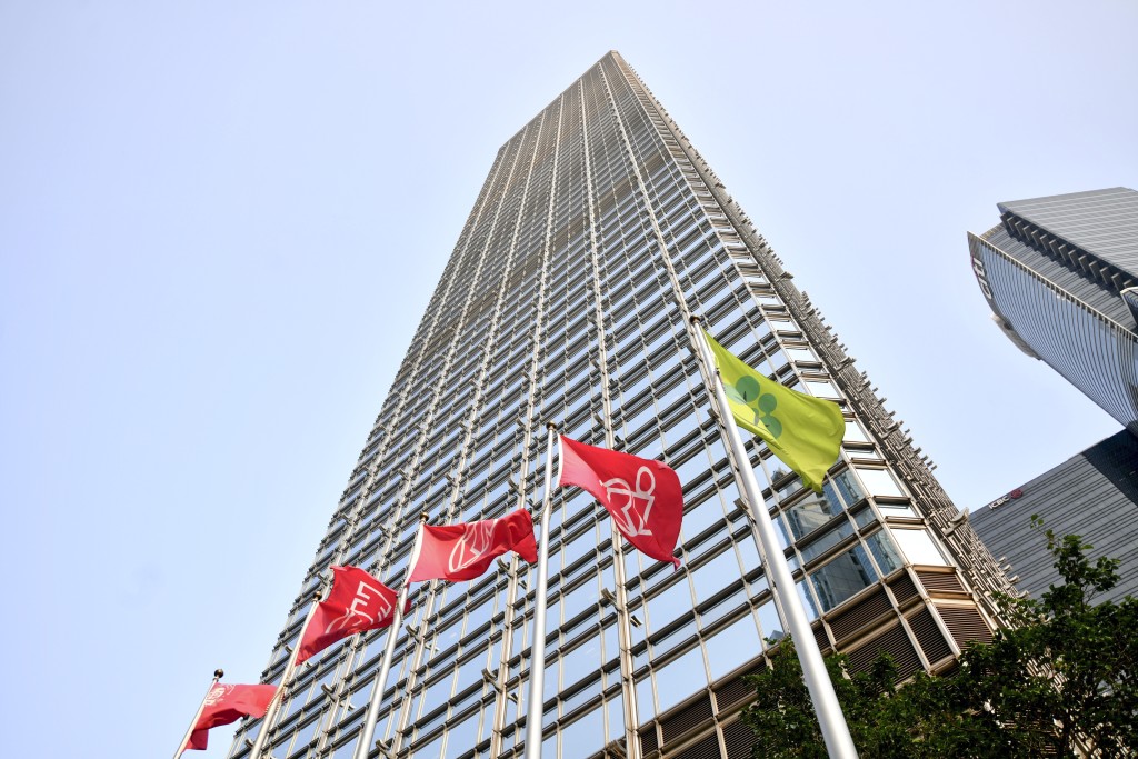 李澤鉅指,長江基建作為長江集團旗艦成員之一,亦充份傳承「商界聯合國」的特色。 李澤鉅指,長江基建作為長江集團旗艦成員之一,亦充份傳承「商界聯合國」的特色。