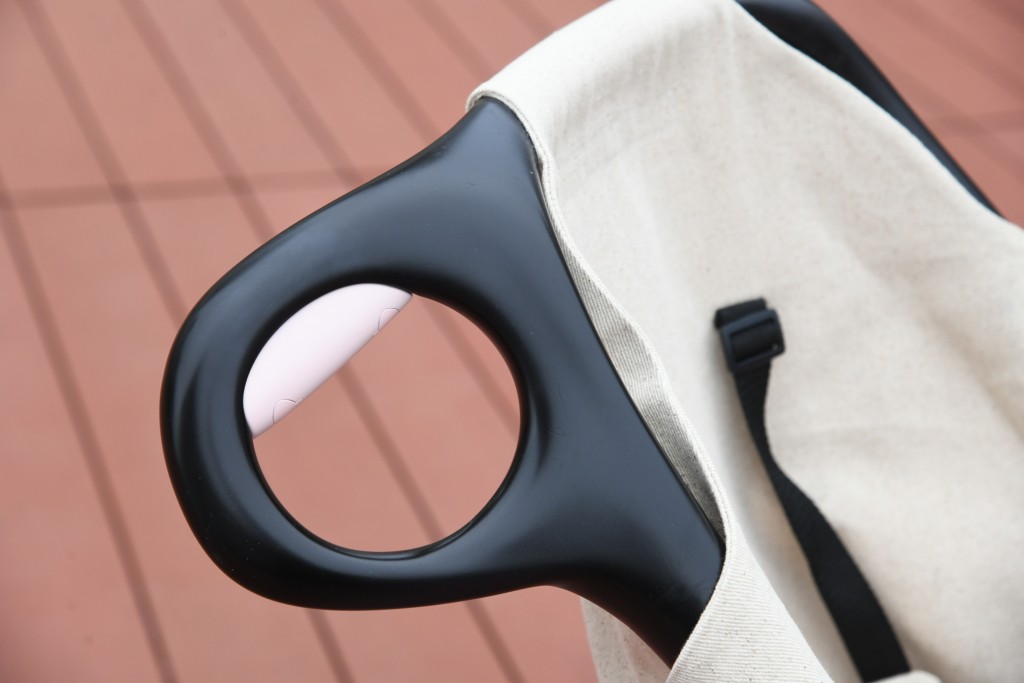 只要视障父母松开煞车制，婴儿车便会自动停下来，确保婴孩安全。