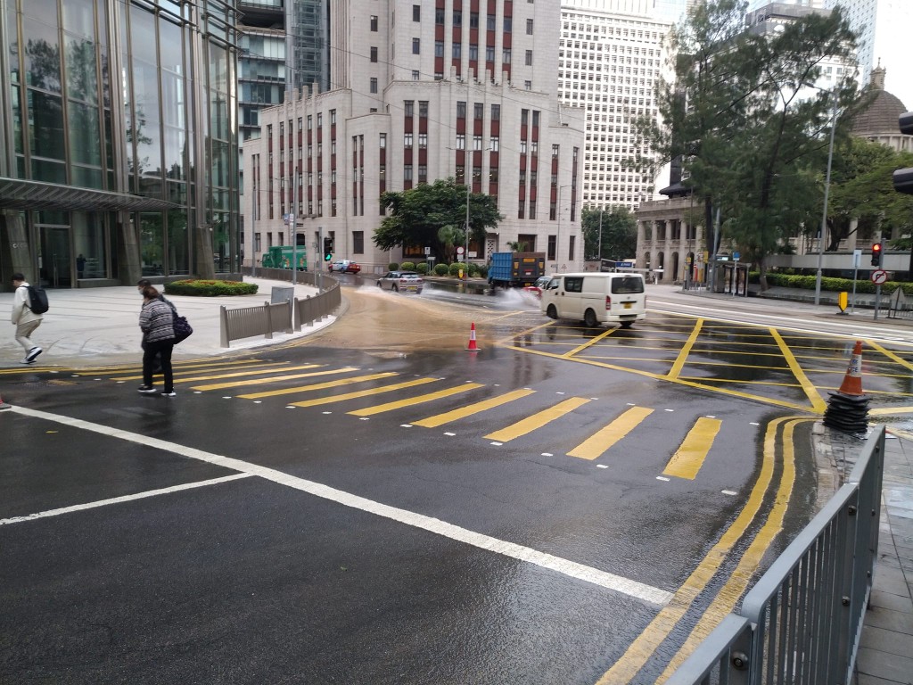 现场渍水仍未消退。fb：香港突发事故报料区
