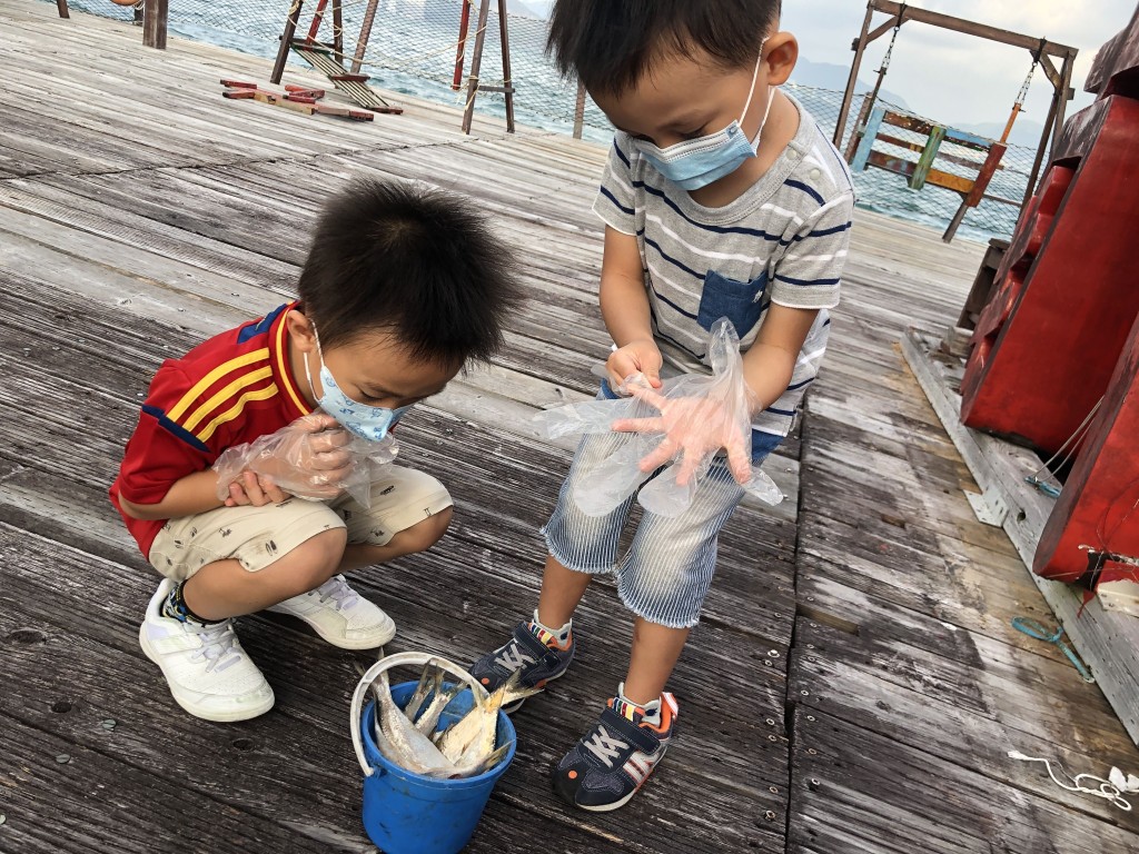 兩表兄弟一嘗釣魚的滋味。