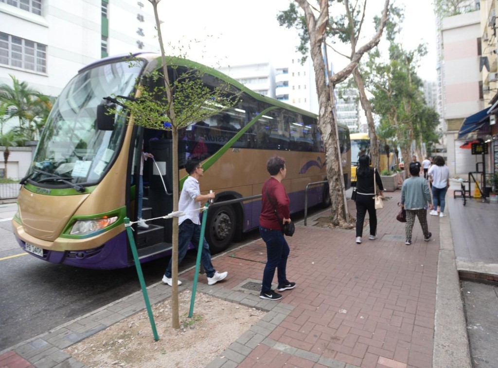 不少旅行團在土瓜灣及九龍城碼頭附近用膳及購物。