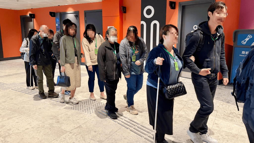 啟德體育園可帶拐杖？園方：靈活安排 協助有需要人士帶拐杖及輔助步行用途雨傘入場