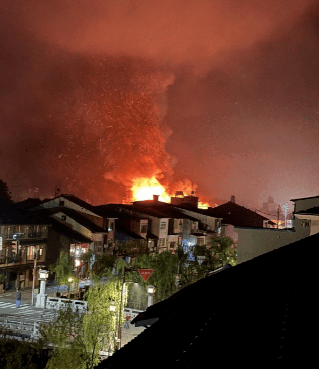 大火中近100人疏散,烧毁5幢建筑物。X @Gt8VUlzRG7buafO 大火中近100人疏散,烧毁5幢建筑物。X @Gt8VUlzRG7buafO