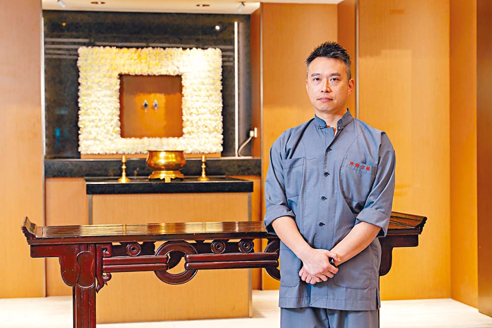 仵工甄卓麒(Jacky)談起工作時多番強調「尊重」;此非工作口號,而是他曾親身處理外公後事的心路歷程。 仵工甄卓麒(Jacky)談起工作時多番強調「尊重」;此非工作口號,而是他曾親身處理外公後事的心路歷程。