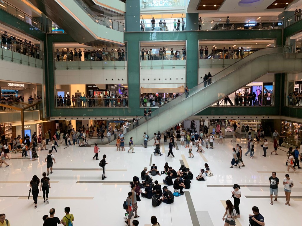 新城市廣場下午1時半開始有黑衣人聚集。