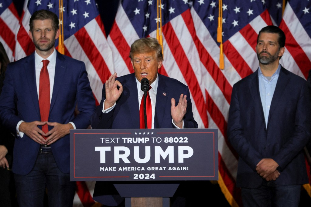 特朗普和2名儿子一同出席竞选活动。路透社