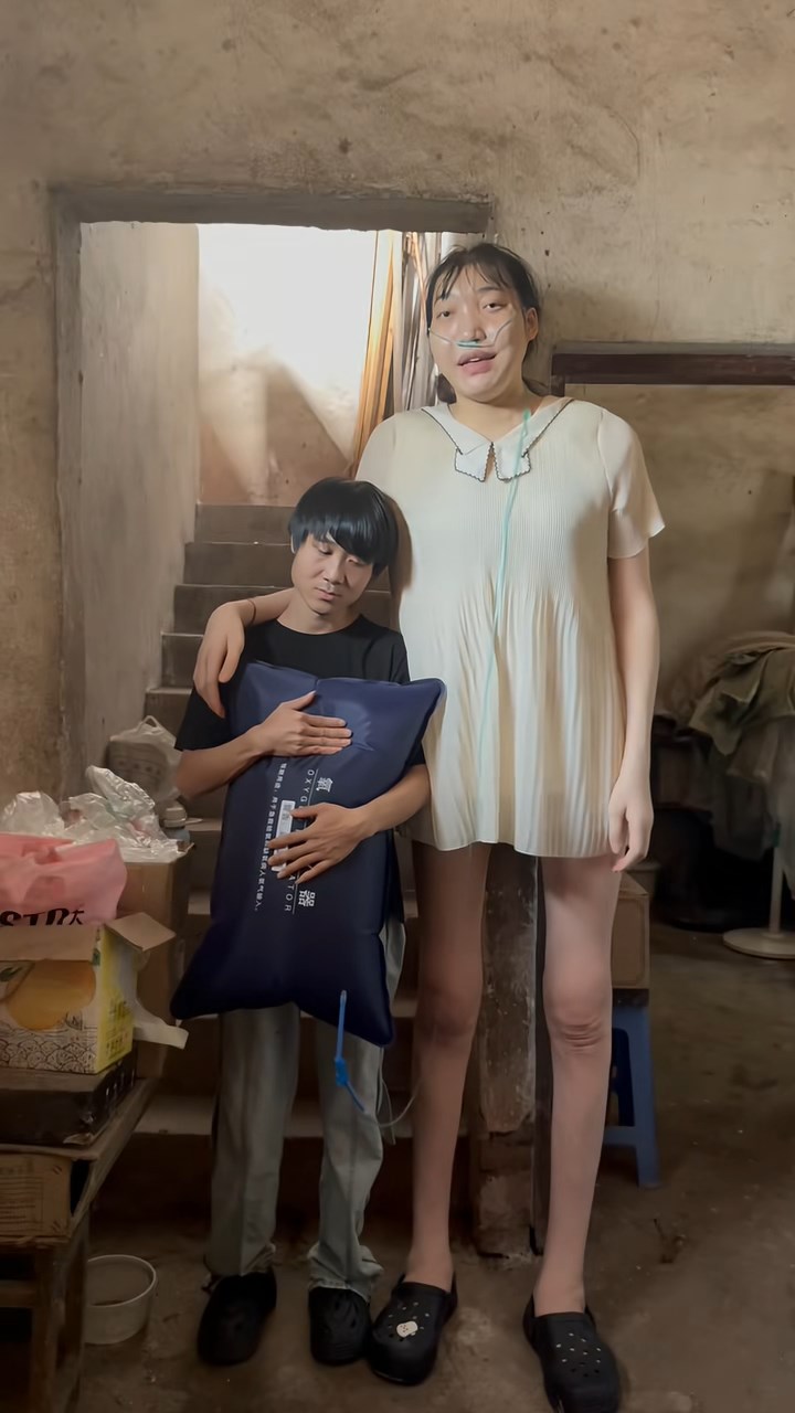 梓浩與女友小玥相戀四載,最終卻被病魔拆散這個家庭。 梓浩與女友小玥相戀四載,最終卻被病魔拆散這個家庭。
