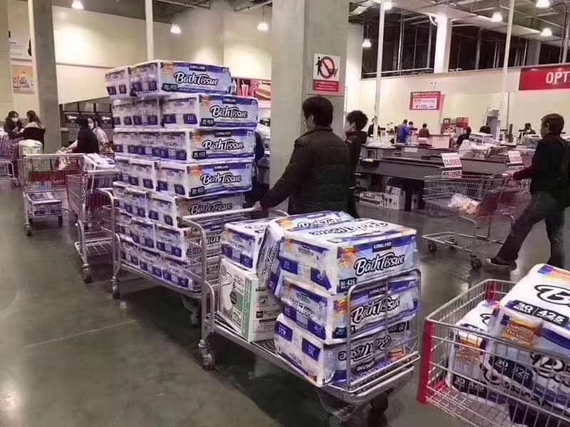 有民眾大量搶購厠紙囤貨。(網圖)