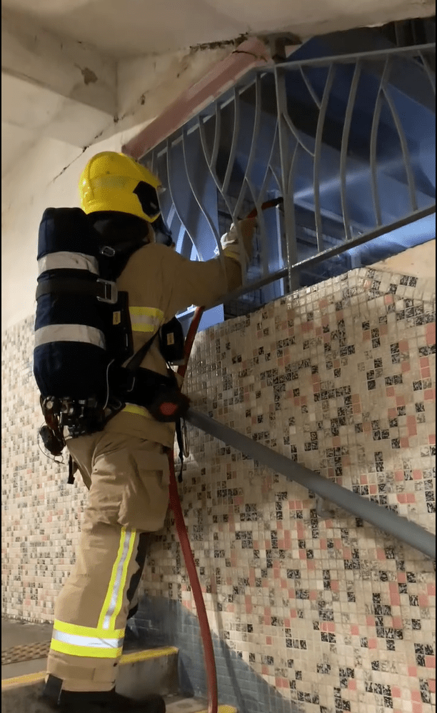 消防于梯间灌救。网上图片
