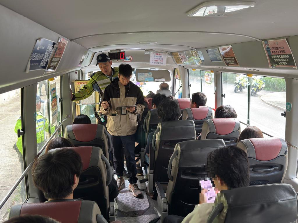 警方早前就未有繫上安全帶的公共小巴乘客採取執法行動。 