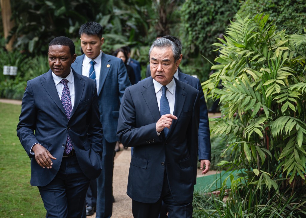 王毅22日在内罗毕会见肯尼亚外长穆图阿。 新华社