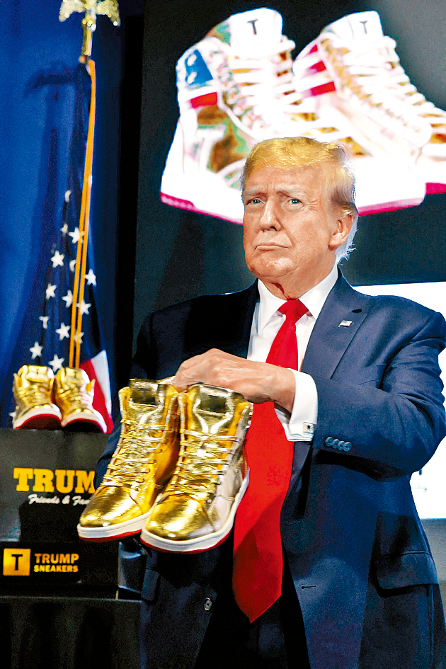 特朗普上周六在費城運動鞋展，介紹自家品牌球鞋。
