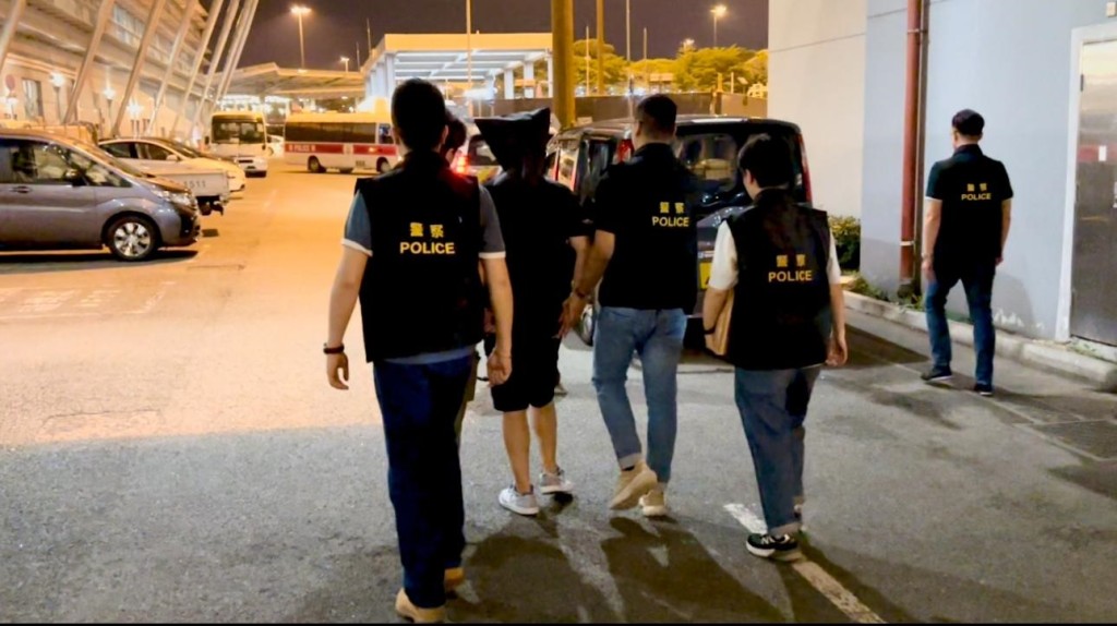 49歲姓仇賊匪晚上於深圳灣口岸被移交香港警方。警方提供 49歲姓仇賊匪晚上於深圳灣口岸被移交香港警方。警方提供