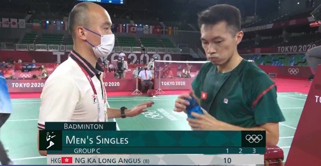 伍家朗身穿印有香港區旗綠白色球衣出戰。電視截圖