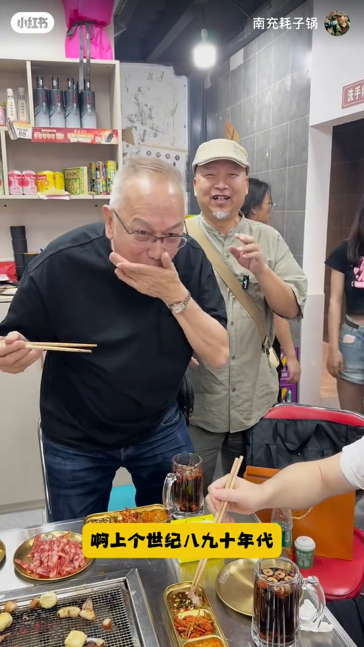 曹查理用手抹嘴勁豪邁。 曹查理用手抹嘴勁豪邁。