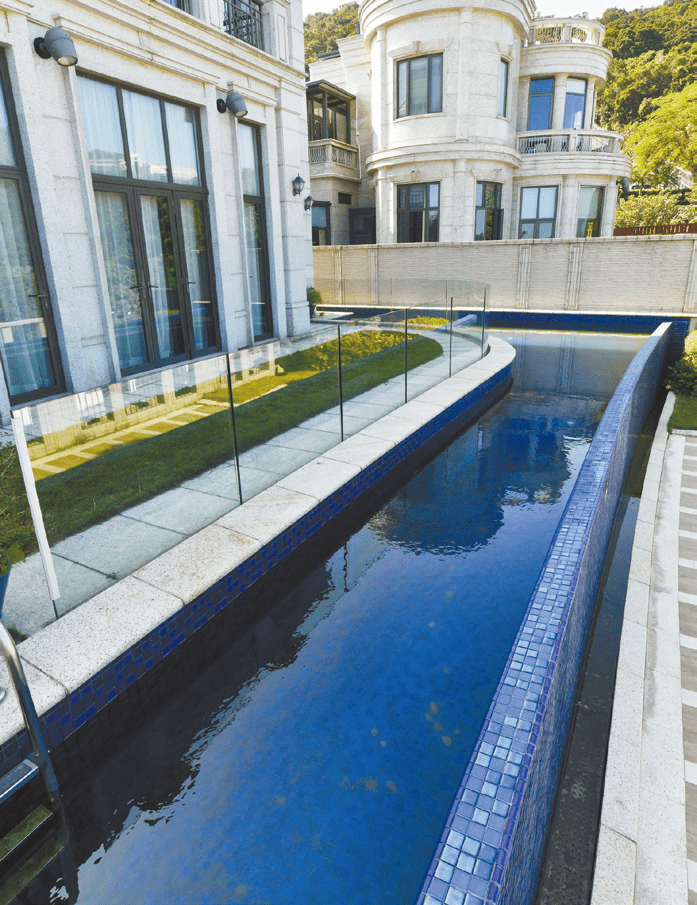 大厅外有近3000方尺大花园，园内有私人泳池。