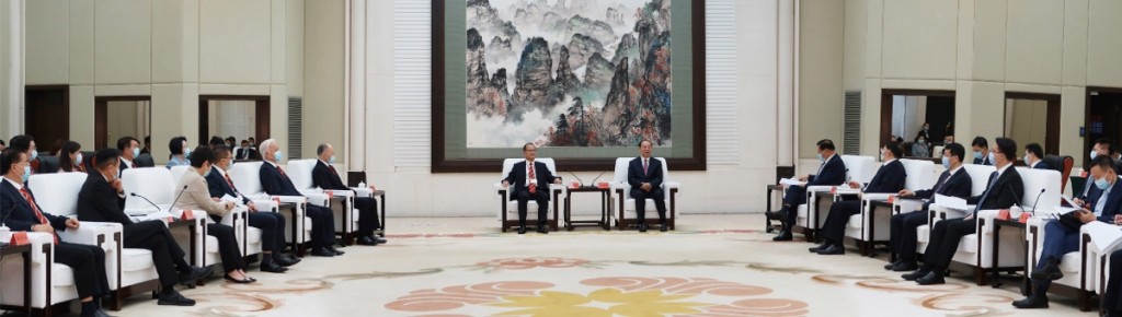 廣東省省委書記黃坤明（右七）、省長王偉中（右六）與中總訪問團成員座談，重點交流港商參與粵港澳大灣區建設，以及廣東高質量發展等議題。