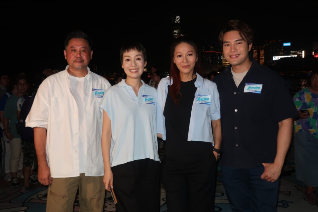 從左到右：麥長青（麥包）、江美儀、滕麗名、陳浚霆昨晚（28日）現身灣仔海濱市集拍攝節目《約埋班Friend遊香港》。