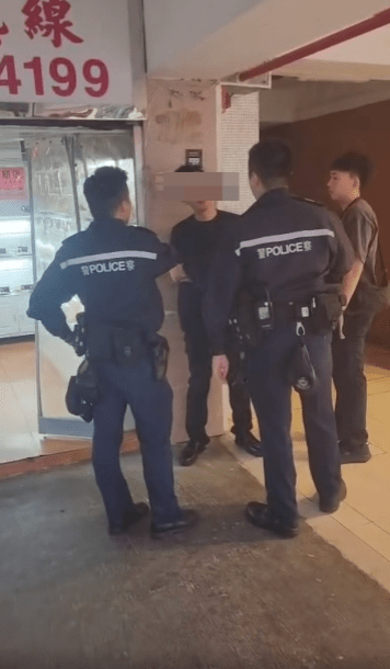 另一段長約兩分多鐘的影片顯示,黑褸男其後脫下外套,身穿黑色短袖上衣,在店外被多名警員包圍。 另一段長約兩分多鐘的影片顯示,黑褸男其後脫下外套,身穿黑色短袖上衣,在店外被多名警員包圍。