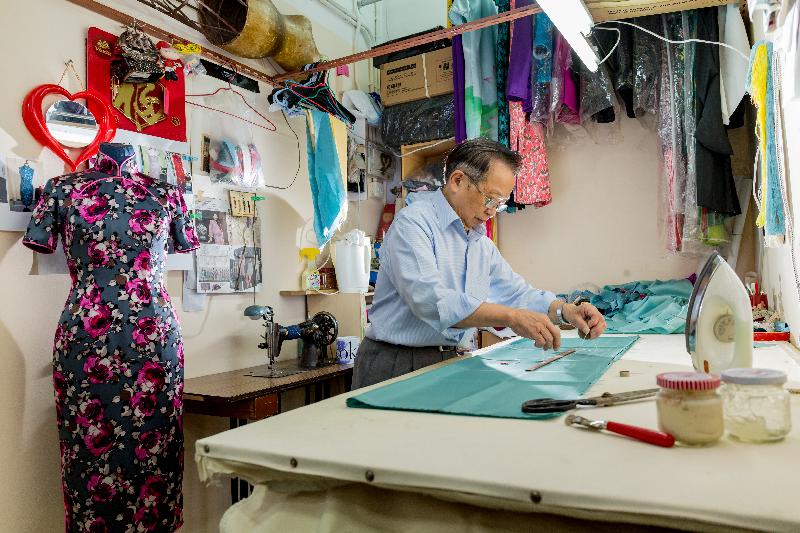 香港中式長衫製作技藝。政府圖片