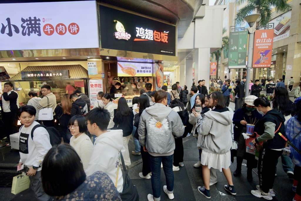 近年港人北上消费成风，本地零售饮食市道受冲击。资料图片