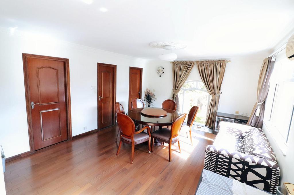 飯廳面積偌大，擺放圓形大餐桌亦綽綽有餘