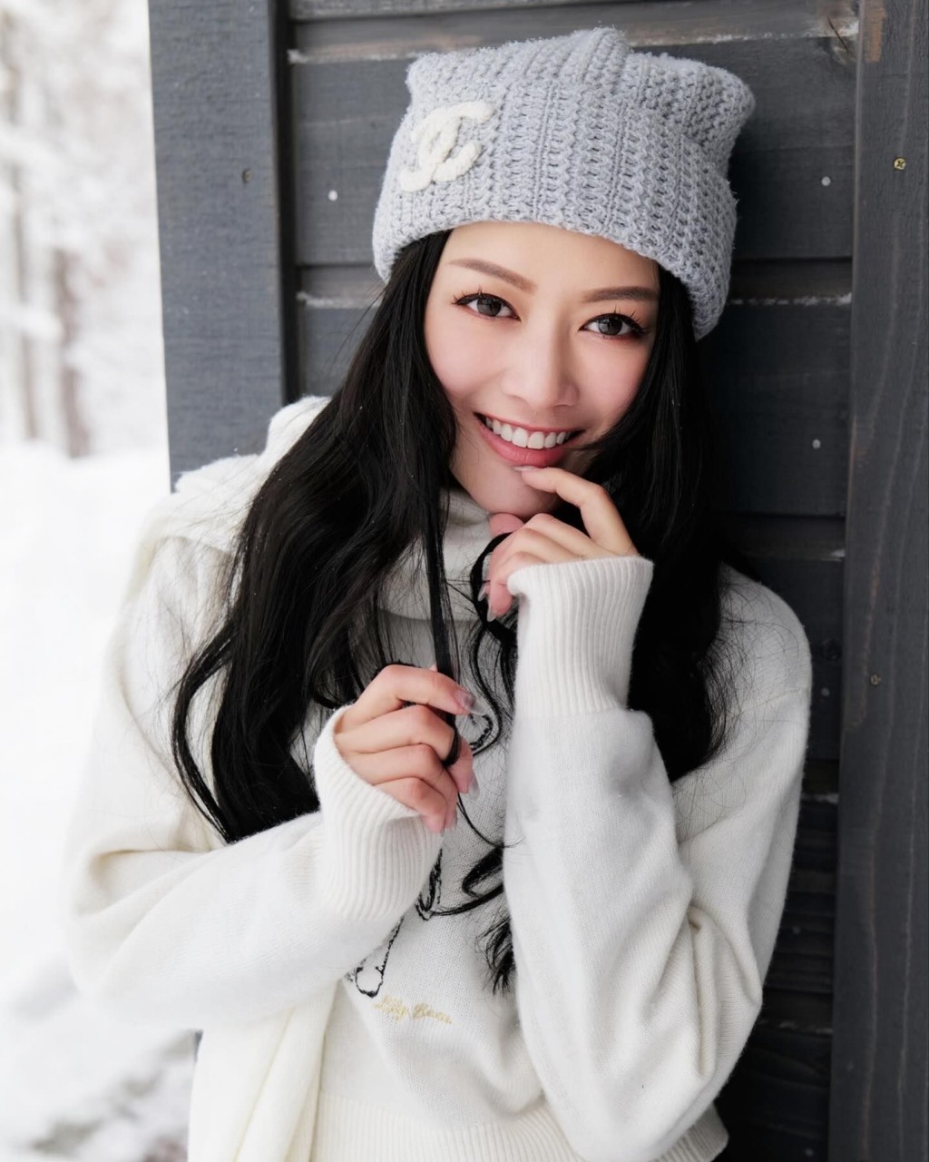 TVB小花锺晴戴上Chanel针织冷帽，非常甜美。