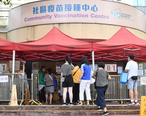 林鄭月娥指逾70%前線公務員已接種新冠疫苗。資料圖片