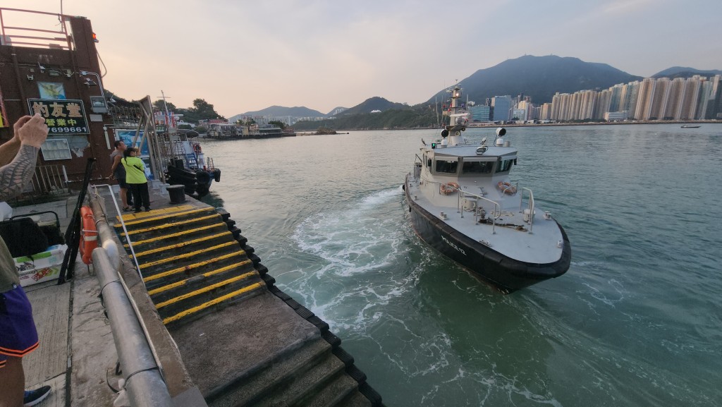 女子在三家村碼頭對開約10米海面掙扎。