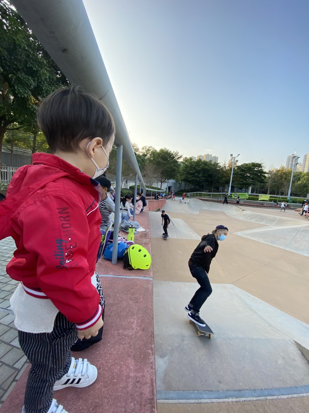 当儿子在场边休息,龙仔便把握时间玩滑板。 当儿子在场边休息,龙仔便把握时间玩滑板。