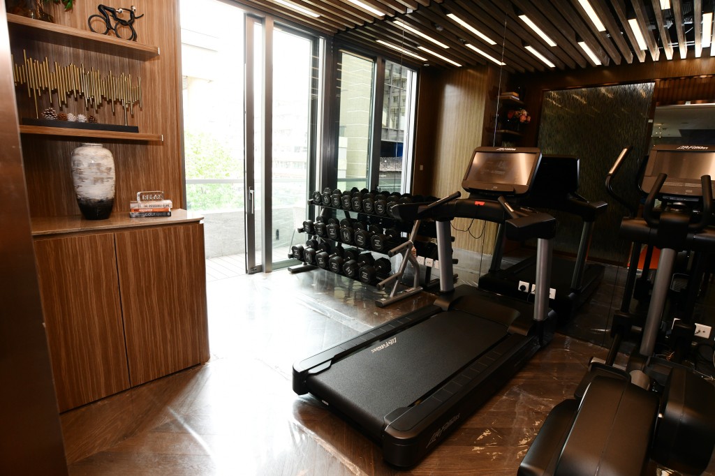会所设健身室，迎合喜好锻炼身体的住户。