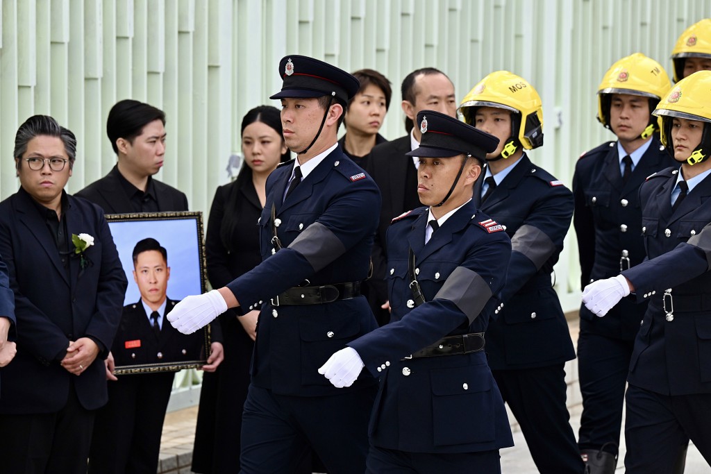 大批同袍到場送別偉豪。