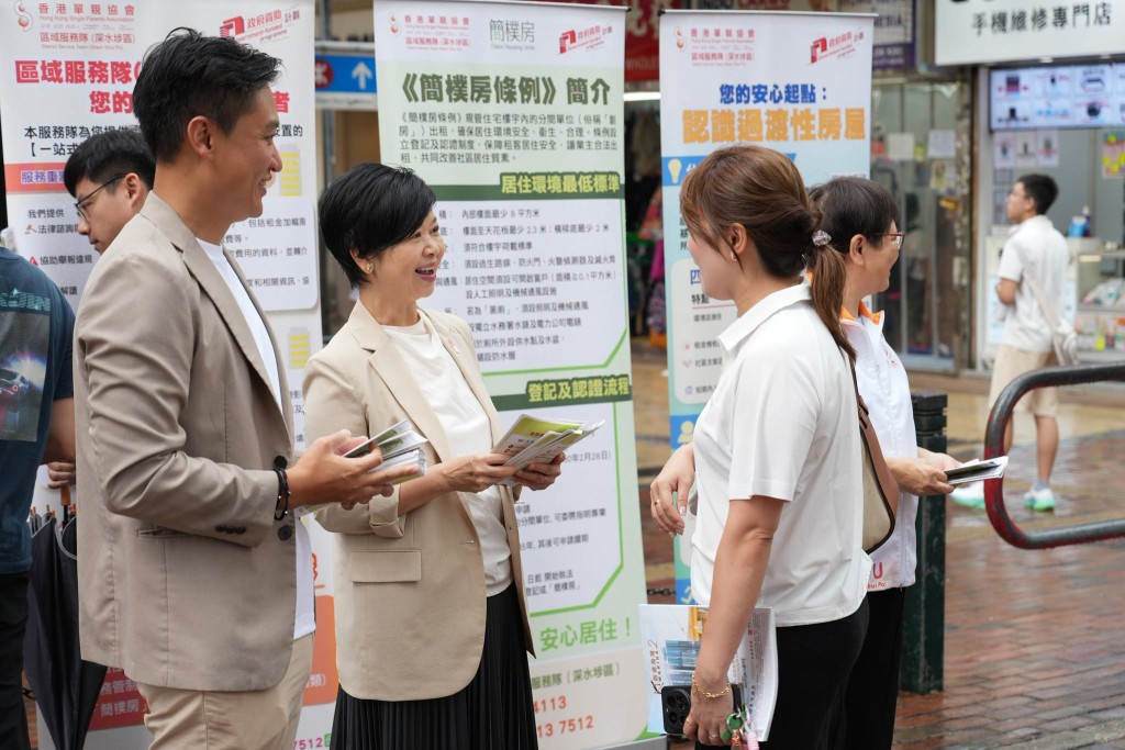 房屋局局長何永賢今日(26日)設街站宣傳。何永賢FB 房屋局局長何永賢今日(26日)設街站宣傳。何永賢FB