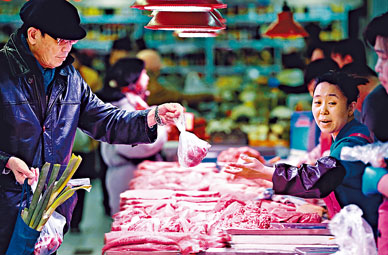 ■猪价疯涨，内地市民叹吃不起。图为北京一街市的猪肉档。