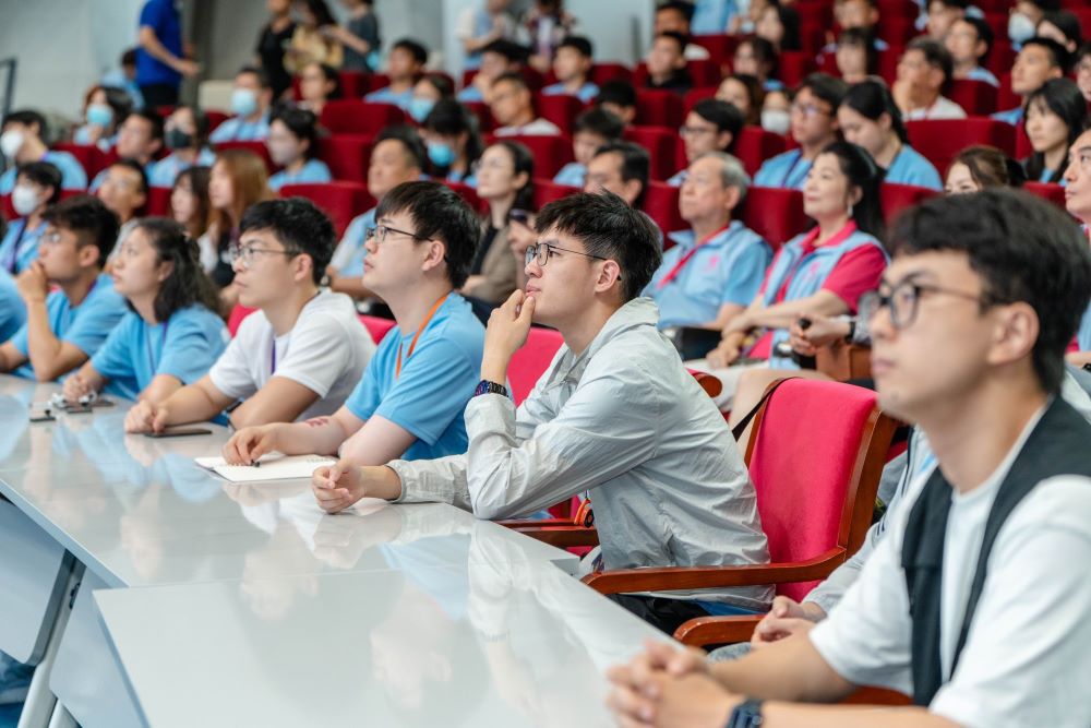 團員在可持續發展大數據國際研究中心參與「大數據加速可持續發展」講座,專心聆聽,認真學習,收獲滿滿。