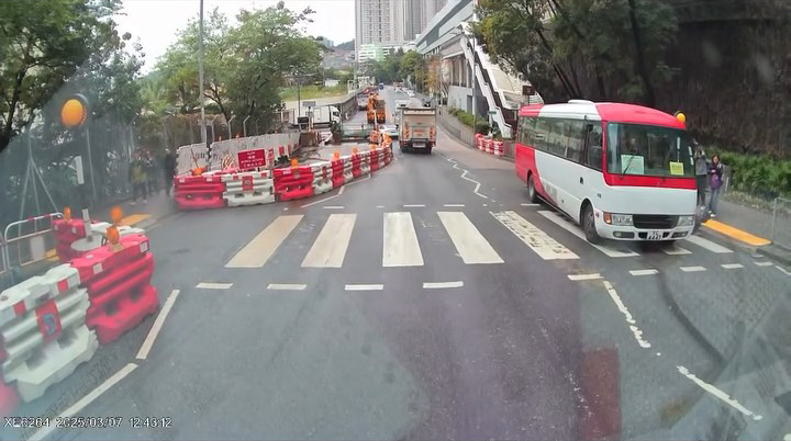 校巴右邊車頭直撞男學生，令他跌倒地上。網上片段截圖