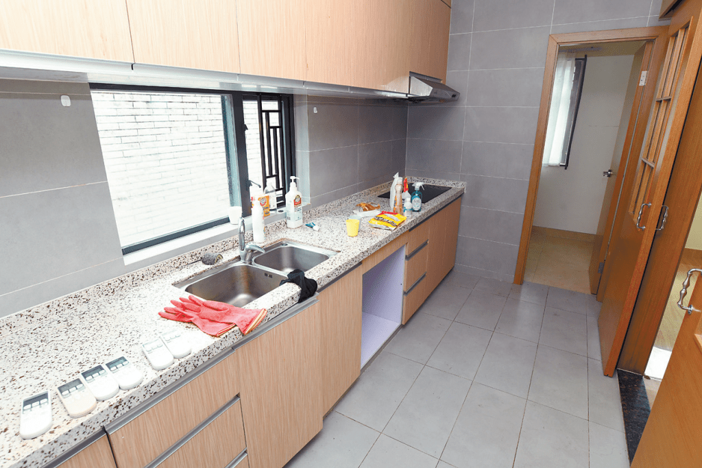 廚房直身設計，安裝有長形工作台、廚櫃。