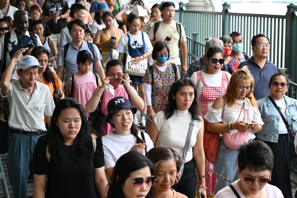 大批游客及市民在尖沙咀天星码头排队。锺健华摄