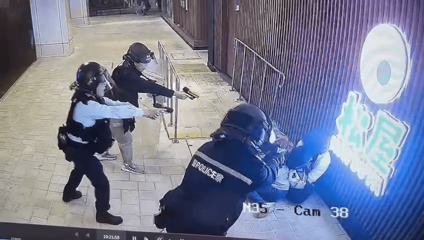 頭盔警開槍後，手指隨即移離扳機。