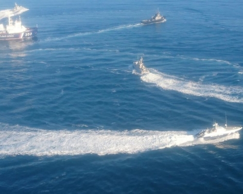 俄羅斯與烏克蘭爆發海上衝突，俄方阻止三艘烏克蘭海軍艦艇，從黑海經刻赤海峽進入亞速海，烏克蘭指有6名船員受傷，宣布實施戒嚴。(網圖)
