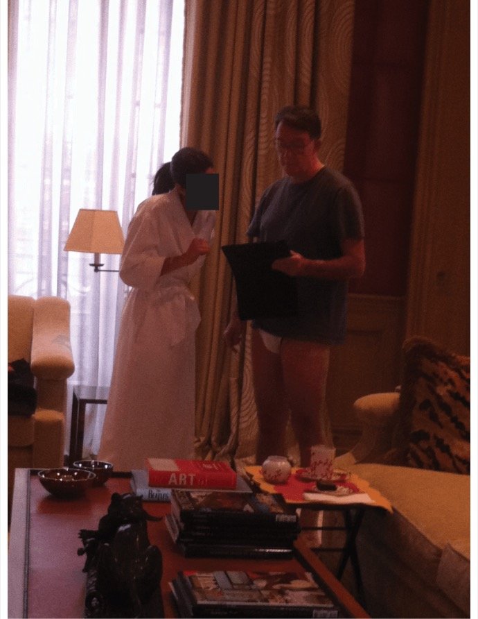 文德森僅穿T恤與內褲,身旁是一名臉部已被美國當局遮蔽的女子。X@Alexkennedy310 文德森僅穿T恤與內褲,身旁是一名臉部已被美國當局遮蔽的女子。X@Alexkennedy310